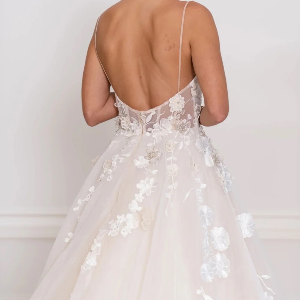 Liz Martinez SS 2023 Maria Wedding dress. A line Silk organza with 3D appliqué. - Picture 5 of 11